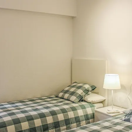 Beautiful In With 3 Bedrooms, Wifi And Outdoor Swimming Pool *